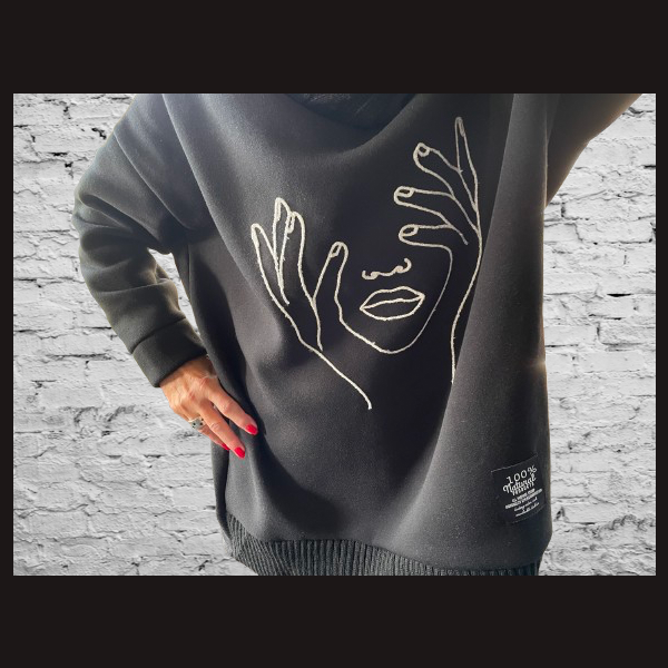 F&uuml;r FASHIONITAS only! Stylischer Long &amp; Oversize Sweater Schwarz mit markantem FACE deSIGN