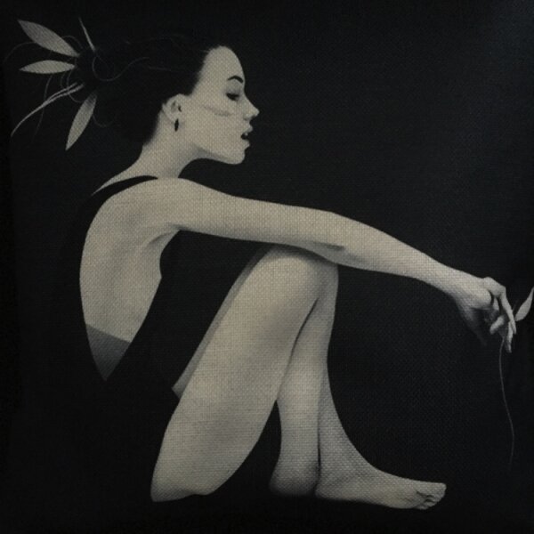 FANTASY stylisches Deko Kissen im schwarzen Power Look aus der Collection No. 55 &gt; Sitting Girl &lt;
