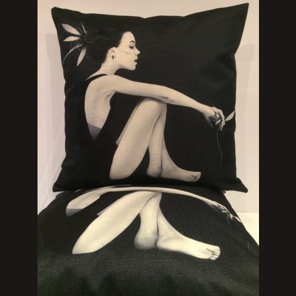 FANTASY stylisches Deko Kissen im schwarzen Power Look aus der Collection No. 55 &gt; Sitting Girl &lt;