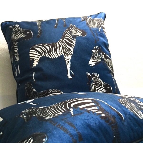 Be Wild! Dunkelblaues Samtkissen mit Wildlie deSIGN Zebra 45 x 45 cm
