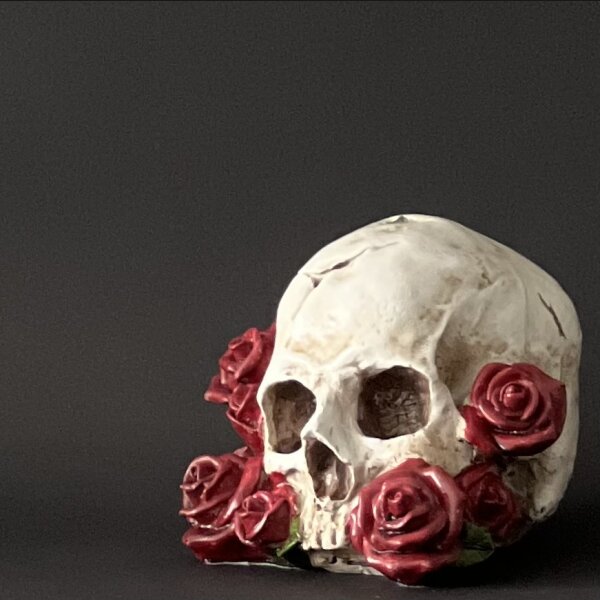 SKULL deSIGN Objekt Totenkopf wei&szlig; marmoriert mit roten Rosen aus der Collection &quot;Fantasy No. 12&quot;